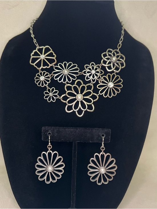 Lia Sophia Jewelry - Lia Sophia Floral Bib Necklace with Matching Drop Earrings